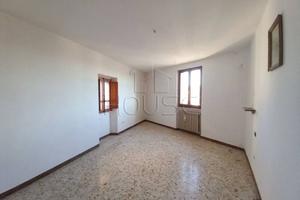 Appartamento di 100 m² con 5 locali e posto auto a