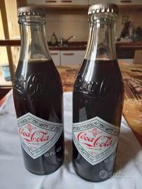 Bottiglie e lattine da Coca Cola