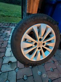 Ruote invernali con cerchi in lega.