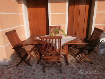 Tavolo da giardino con sedie