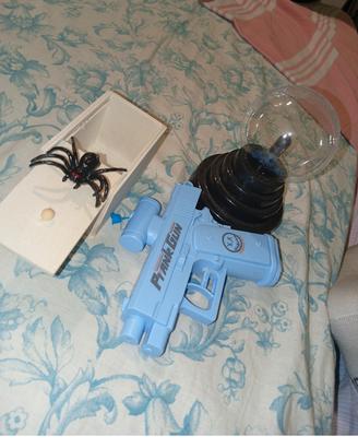 pistola prank,cassa+ragno,sfera plasma(no scossa)