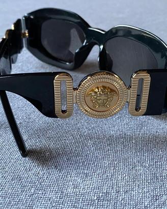 Occhiali da sole Versace neri medusa dorata