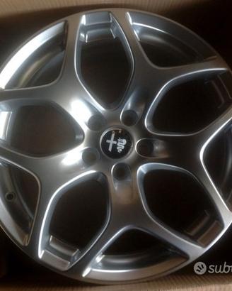 Cerchi in lega 18" originali STELVIO con gomme