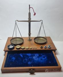 Bilancia a due piatti vintage