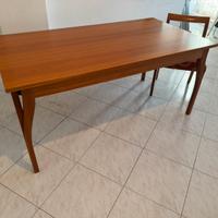 Tavolo in legno color ciliegio con 4 sedie