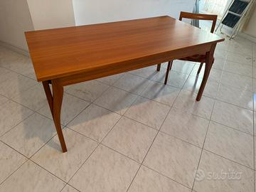 Tavolo in legno color ciliegio con 4 sedie