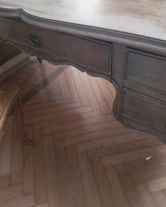 scrivania in stile e sedia braccioli