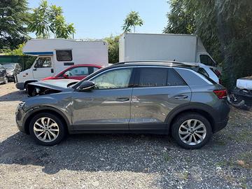 Volskwagen T-Roc 1.5 danneggiata