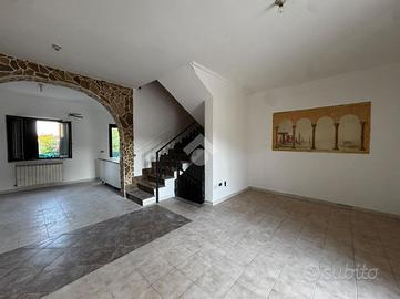 VILLA A SCHIERA A PIEDIMONTE SAN GERMANO