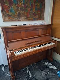 pianoforte verticale da sistemare
