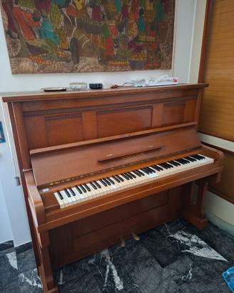 pianoforte verticale da sistemare