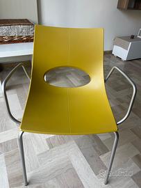 Tavolo di legno allungabile con sedie