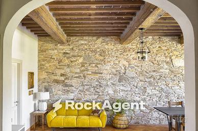 Villa di 380 m² con più di 5 locali e box auto a C