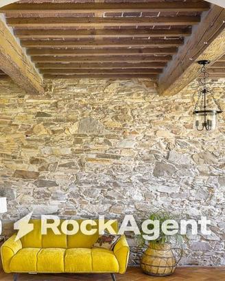 Villa di 380 m² con più di 5 locali e box auto a C