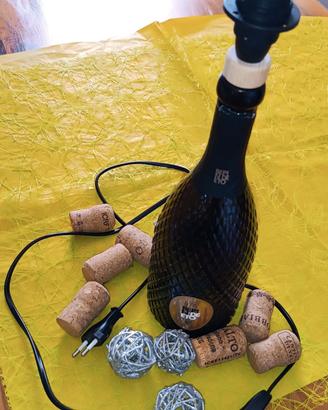 Lampada da tavolo con bottiglia prosecco