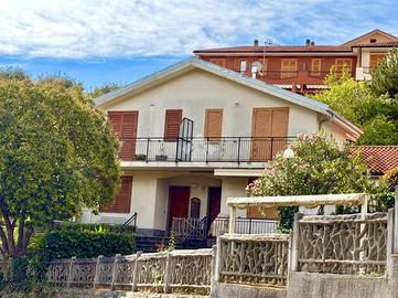 VILLA A SCHIERA A DIANO ARENTINO
