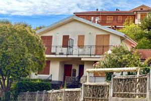 VILLA A SCHIERA A DIANO ARENTINO