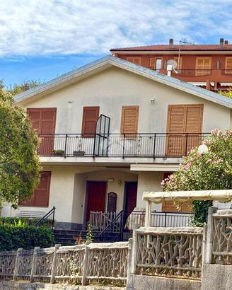 VILLA A SCHIERA A DIANO ARENTINO