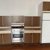 Cucina con elettrodomestici, escluso il frigor