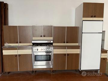 Cucina con elettrodomestici, escluso il frigor