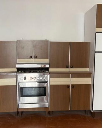 Cucina con elettrodomestici, escluso il frigor