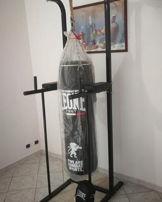 Sacco da boxe + guanti Leone e struttura trazioni