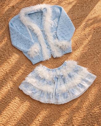 Set cardigan e gonna azzurro stile dolce