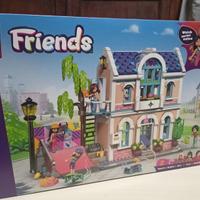 Lego Friends Casa della Famiglia di Liann 42687