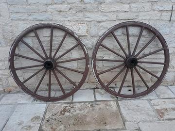 Coppia di ruote antiche da carrozza dell’800