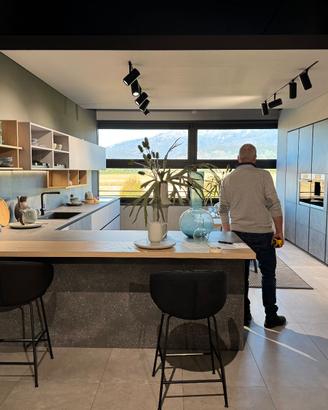 Cucina moderna  grigio cemento e bianca outlet