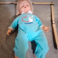 Bambola Cicciobello in tutina azzurra.

- Tutina a