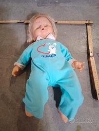 Bambola Cicciobello in tutina azzurra.

- Tutina a