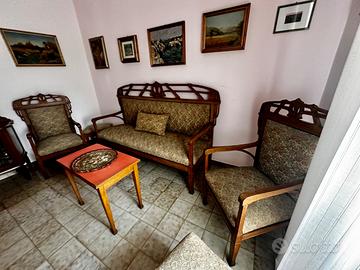 Salotto classico in legno con divano e poltrone