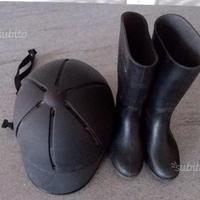 Casco e stivali per equitazione