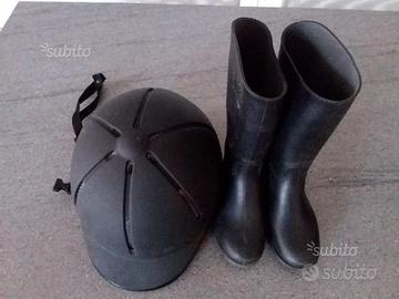 Casco e stivali per equitazione