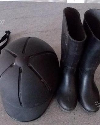 Casco e stivali per equitazione