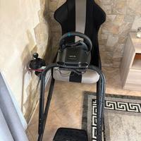 Simulatore di guida Logitech con sedile racing