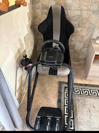 Simulatore di guida Logitech con sedile racing