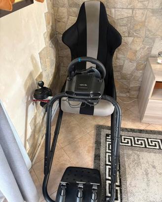 Simulatore di guida Logitech con sedile racing