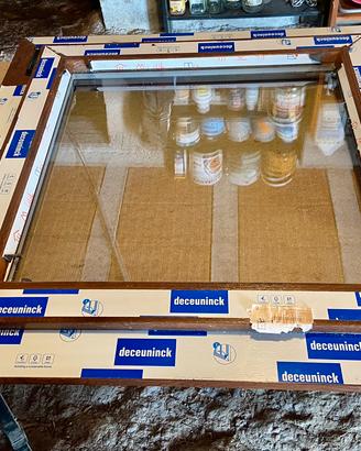 Finestra in pvc con cornice e vasistas