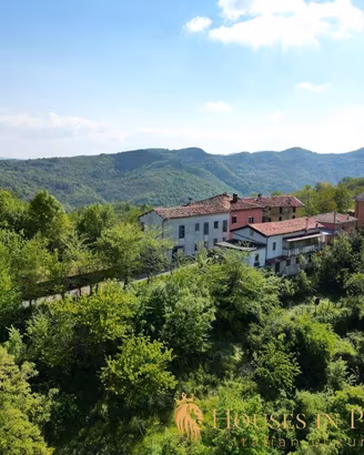 Rustico / Casale di 100 m² con più di 5 locali e b
