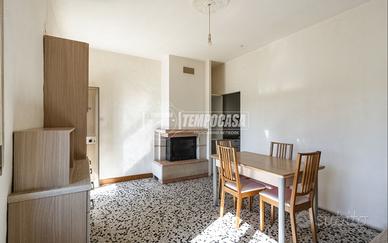 Porzione di bifamiliare con garage e corte