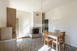 Porzione di bifamiliare con garage e corte