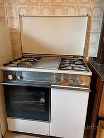 Cucina a gas con 4 fuochi