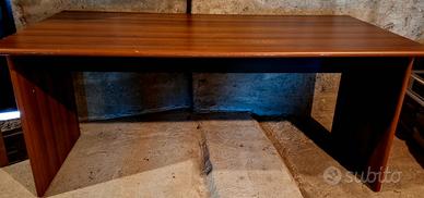 Scrivania grande in legno color noce