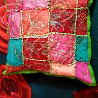 Cuscino da divano./ ricamato a mano, multicolore.