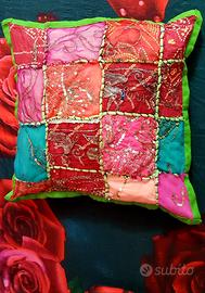 Cuscino da divano./ ricamato a mano, multicolore.