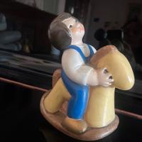 Bambino su cavallo a dondolo della Thun.