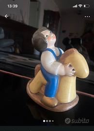 Bambino su cavallo a dondolo della Thun.