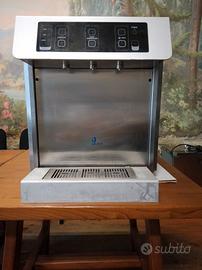 Erogatore di acqua naturale e frizzante